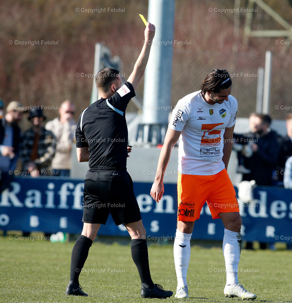A_LUI_18032023_12 | SPORT,FUSSBALL,LT1 OOE LIGA ASKOE OEDT-SPG WALLERN/ST.MARIENKIRCHNEN 18.03.2023 IM BILD: SCHIEDSRICHTER ANDREAS FEICHTINGER UND OLIVER AFFENZELLER (SPGWALLERN) DER DIE GELBE KARTE KASSIERT FOTO:FOTOLUI