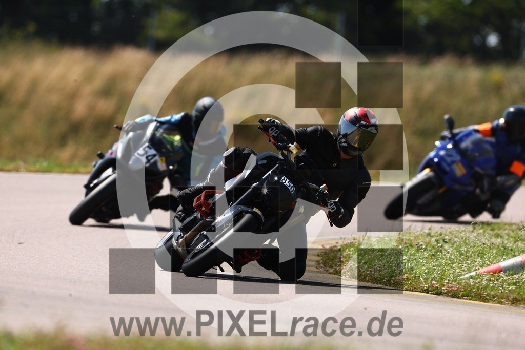 0850-20250620_01132 | Schöne Erinnerungen an spannende Momente - das festzuhalten ist unser Job. PIXELrace.de ist seit 2003 auf den Rennstrecken Europas unterwegs um die Action draußen beim Fahren und die wunderbare Stimmung imm Fahrerlager für euch einzufangen.