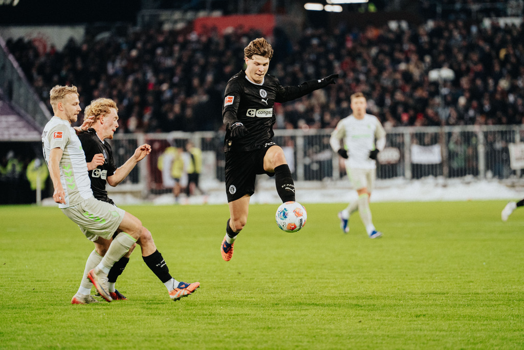 FCS05750 | Der offizielle Shop für FC St. Pauli Fotos. Wähle aus Spielszenen & Fanmomenten dein FCSP Wunschformat. Wir liefern Millerntor-Atmosphäre.