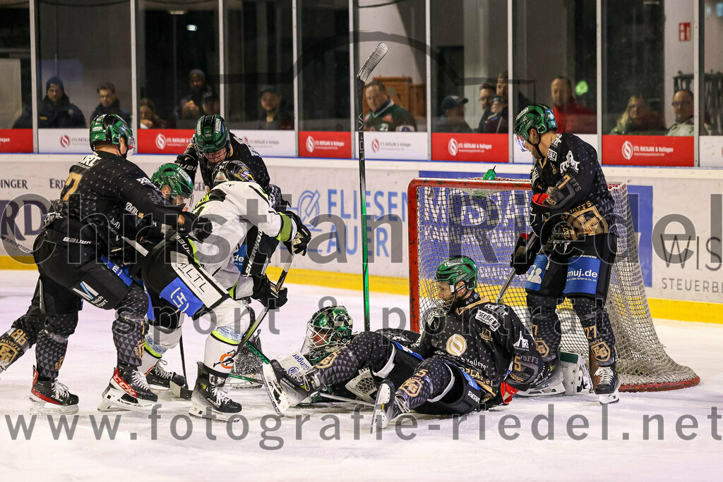 2024-02-23_038_TSV_Erding_gegen_ERSC_Amberg | Erding, Deutschland, 23.02.2024:
Eishockey, Bayernliga Playoffs 2023 / 2024, 3. Spieltag, TSV Erding gegen ERSC Amberg, Endergebnis: 2:3 n. V.

Torwart Dimitri Pätzold (Erding Gladiators, #32), Florian Zimmermann (Erding Gladiators, #5), Mark Waldhausen (Erding Gladiators, #27)

Foto: Christian Riedel / fotografie-riedel.net