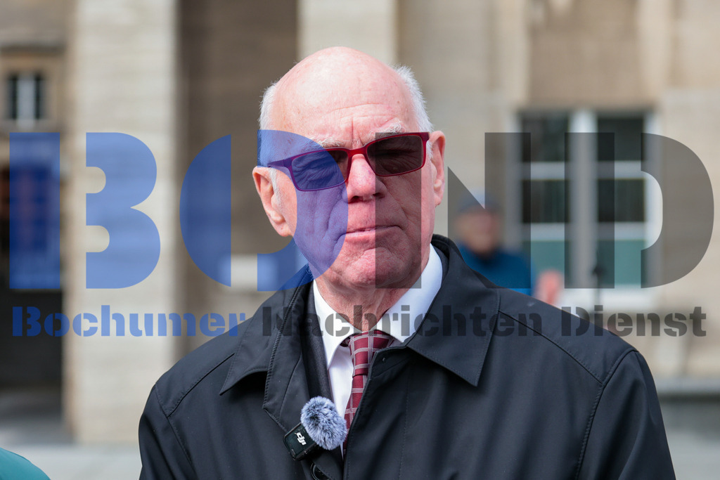 Brandmauer 2024 vor dem Rathaus der Stadt Bochum {date} -  | {headline}



(Foto: Sebastian Sendlak / BOND)

 - Realisiert mit Pictrs.com