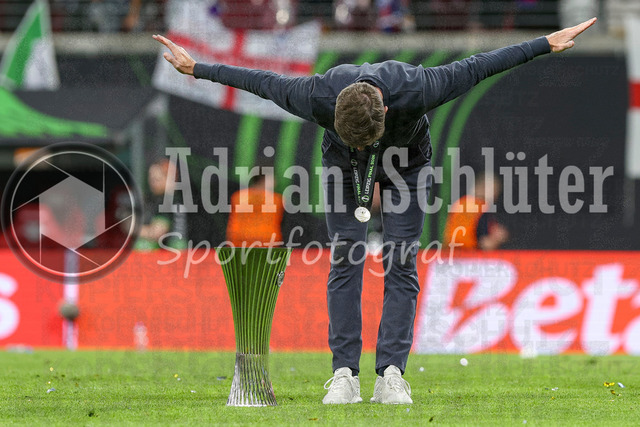 27.05.2026, EUR, Fussball, Herren, Conference League Finale, Saison 2025/2026, Crytsal Palace F.C. - Rayo Vallecano de Madrid | Oliver Glasner (Crystal Palace, Trainer) verbeugt sich vor den Fans