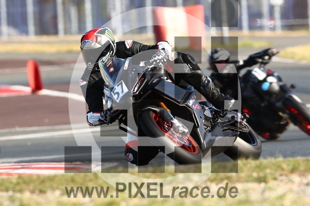 0057-20240909_03561 | Schöne Erinnerungen an spannende Momente - das festzuhalten ist unser Job. PIXELrace.de ist seit 2003 auf den Rennstrecken Europas unterwegs um die Action draußen beim Fahren und die wunderbare Stimmung imm Fahrerlager für euch einzufangen.