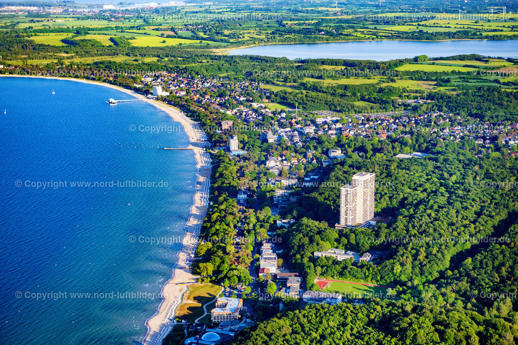 Timmendorf_ELS_8459030622 | TIMMENDORFER STRAND 03.06.2022 Hochhaus- Gebäude der Hotelanlage des " Maritim ClubHotel Timmendorfer Strand " in Timmendorfer Strand an der Ostseeküste im Bundesland Schleswig-Holstein, Deutschland. // High-rise building of the hotel complex " Maritim ClubHotel Timmendorfer Strand " in Timmendorfer Strand at the baltic coast in the state Schleswig-Holstein, Germany. Foto: Martin Elsen