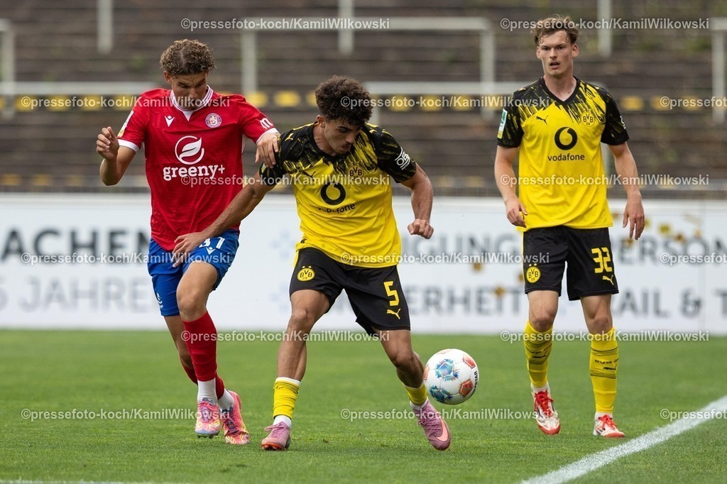 xkwi17082501039 | 17.08.2025, xkwix, Fußball, Regionalliga West, Borussia Dortmund U23 - Wuppertaler SV, Stadion Rote Erde: Amin Bouzraa (Wuppertaler SV #37) im Zweikampf gegen Felix Paschke (Borussia Dortmund 2 #8)