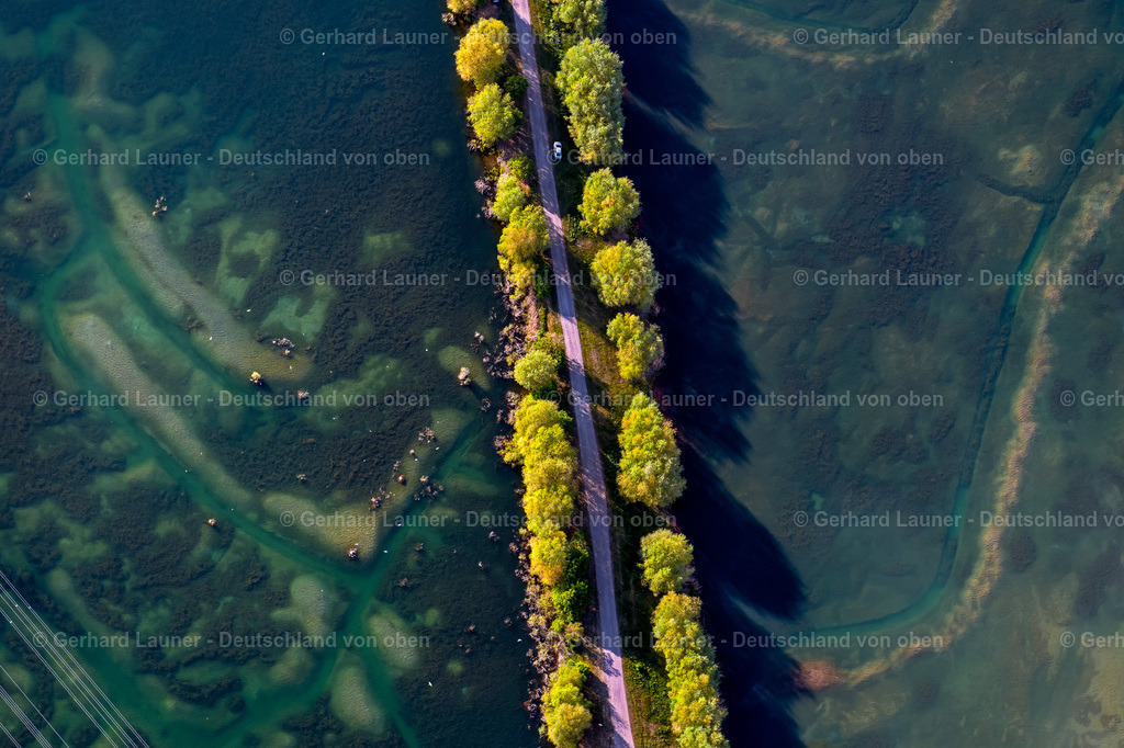 4026109 | ERFURT 06.05.2020 Weg zwischen zwei Kies- Baggerseen im Ortsteil Mittelhausen in Erfurt im Bundesland Thüringen, Deutschland. // Path between two gravel quarry ponds in the district Mittelhausen in Erfurt in the state Thuringia, Germany. Foto: Gerhard Launer