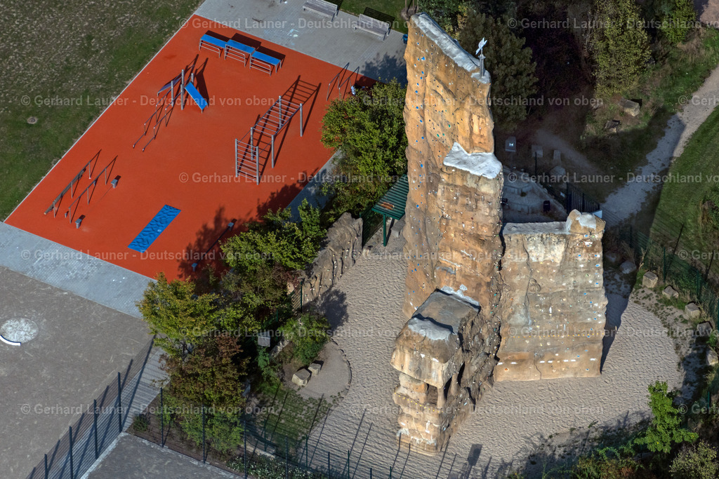 4040131 | LEIPZIG 14.09.2020 Felsen- Massiv und Gesteinsformation des Kletterfelsen K4 an der Stuttgarter Allee im Ortsteil Grünau in Leipzig im Bundesland Sachsen, Deutschland. Weiterführende Informationen bei: Sektion Leipzig des Deutschen Alpenvereins (DAV) e.V.. // Rock massif and rock formation of Kletterfelsen K4 on Stuttgarter Allee in the district Gruenau in Leipzig in the state Saxony, Germany. Further information at: Sektion Leipzig des Deutschen Alpenvereins (DAV) e.V.. Foto: Gerhard Launer