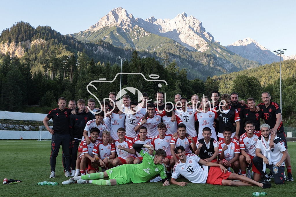 FC Pinzgau Saalfelden - FC Bayern Amateure | Die Mannschaft der BAyern Amateure positioniert sich vor einem traumhaften Bergpanorama zum gemeinsamen Bild / Mannschaftsfoto / FC Bayern Muechen / FC Bayern Amateure