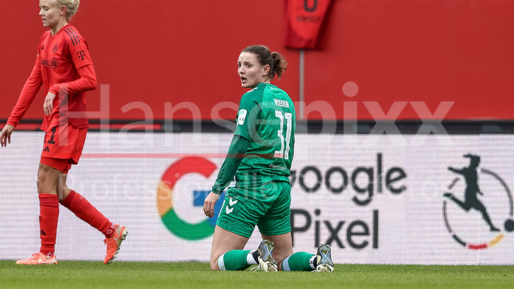 Fussball, Google Pixel Frauen-Bundesliga, FC Bayern München - SV Werder Bremen | v.li.: Verena Wieder (SV Werder Bremen, 31) enttäuscht schauend, Enttäuschung, DIE DFB-RICHTLINIEN UNTERSAGEN JEGLICHE NUTZUNG VON FOTOS ALS SEQUENZBILDER UND/ODER VIDEOÄHNLICHE FOTOSTRECKEN. DFB REGULATIONS PROHIBIT ANY USE OF PHOTOGRAPHS AS IMAGE SEQUENCES AND/OR QUASI-VIDEO.