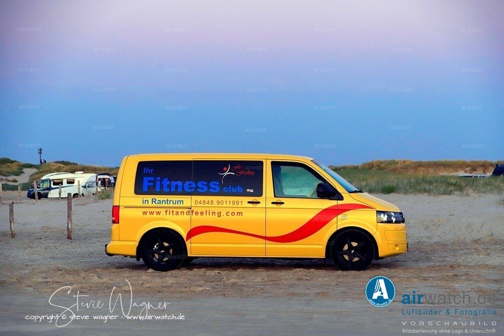 St.Peter-Ording Strand - Volkswagen VW T5 | Entdecken Sie atemberaubende Luftbilder und Fotografien auf airwatch.de - Tauchen Sie ein in eine Welt voller faszinierender Aufnahmen aus der Vogelperspektive.