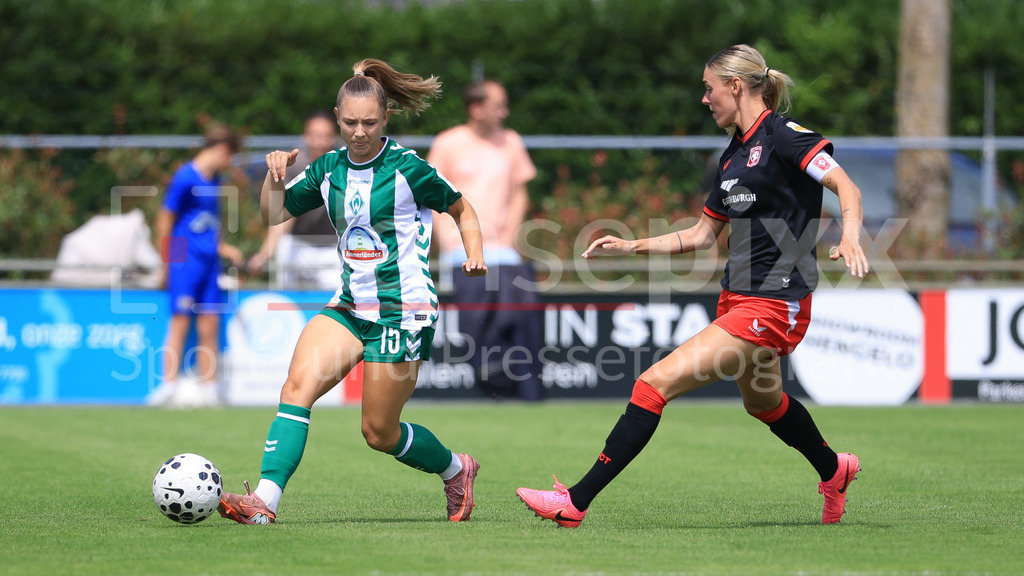 Fussball, Testspiel Frauen, FC Twente Enschede - SV Werder Bremen | v.li.: Michelle Weiß (SV Werder Bremen, 15) und Jill Roord (FC Twente Enschede, 10) im Zweikampf, Duell, Dynamik, Aktion, Action, Spielszene