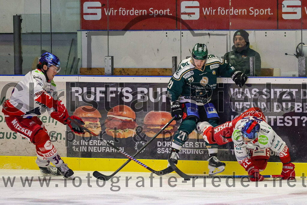 2025-11-16_102_TSV_Erding_gegen_Selber_Woelfe | Erding, Deutschland, 16.11.2025:Eishockey, Oberliga Süd 2025 / 2026, 17. Spieltag, TSV Erding gegen Selber Wölfe, Endergebnis: 3:1Philip Rubin (Selber Wölfe, #34), Erik Modlmayr (Erding Gladiators, #21), Dominik Müller (Selber Wölfe, #22)Foto: Christian Riedel / fotografie-riedel.net