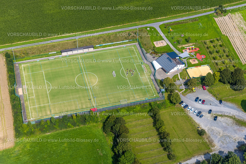 Meschede250807146 | Luftbild, Sportplatz Reiste SuS Reiste e.V.und Sportler auf dem Platz, Reiste, Eslohe, Sauerland, Nordrhein-Westfalen, Deutschland