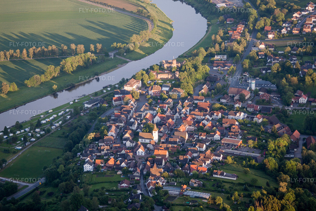 Luftbild: Uferbereich des Weser - Flußverlaufes in Polle im Bundesland Niedersachsen in Deutschland. Foto: IMG_65094.jpg vom 23.05.2014 durch Werner Riehm/FLY-FOTO.de