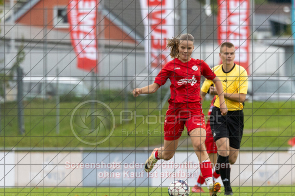 20251004_141812_0182 | #,1.FC Donzdorf (rot) vs. FC Freiburg-St. Georgen (grau), Fussball, EnBW-Oberliga B -Juniorinnen, 04. Spieltag, Saison 2025/2026, Rasenplatz, Lautertal Stadion, Süßener Straße 16, 73072 Donzdorf, 04.10.2025 - 14:00 Uhr,Foto: PhotoPeet-Sportfotografie/Peter Harich
