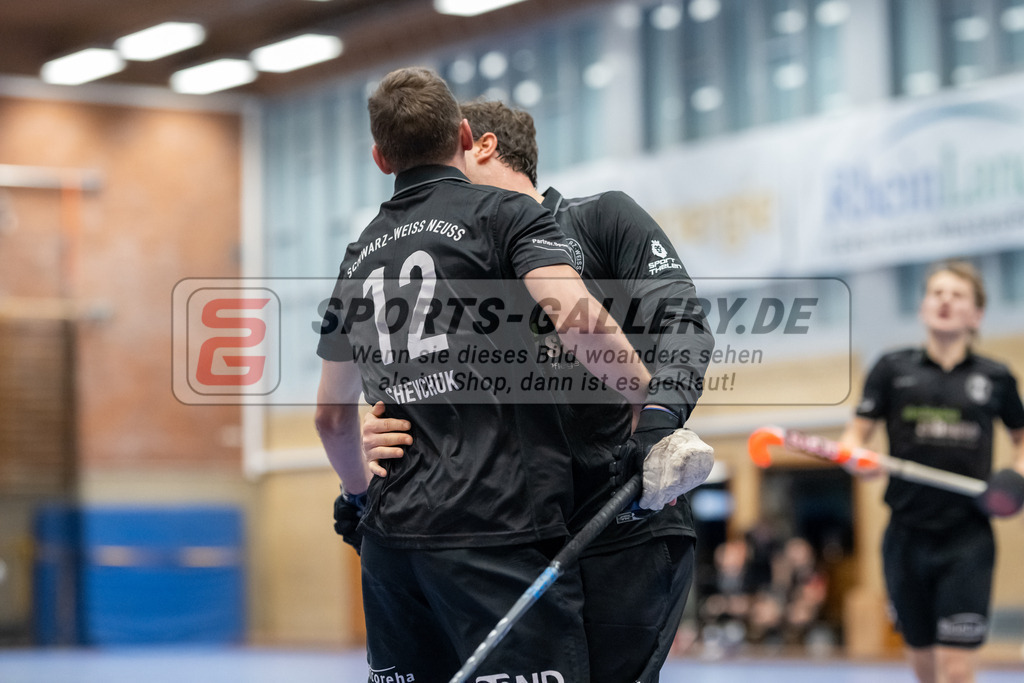 SFE_20240106_0039 | Neuss, Deutschland, 06.01.2024: Sebastian Draguhn (SW Neuss) jubelt waehrend des Spiels der Halle 1. Bundesliga Herren zwischen SW Neuss vs Rot-Weiss Köln im Stadionhalle (SW Neuss) am 06.01.2024 in Neuss, Deutschland. (Foto von Stephan Fehrmann)

Neuss, Germany, 06.01.2024: Sebastian Draguhn (SW Neuss) celebrates during the game of Halle 1. Bundesliga Herren between SW Neuss vs Rot-Weiss Köln in Stadionhalle (SW Neuss) at 06.01.2024 in Neuss, Deutschland. (Foto von Stephan Fehrmann)