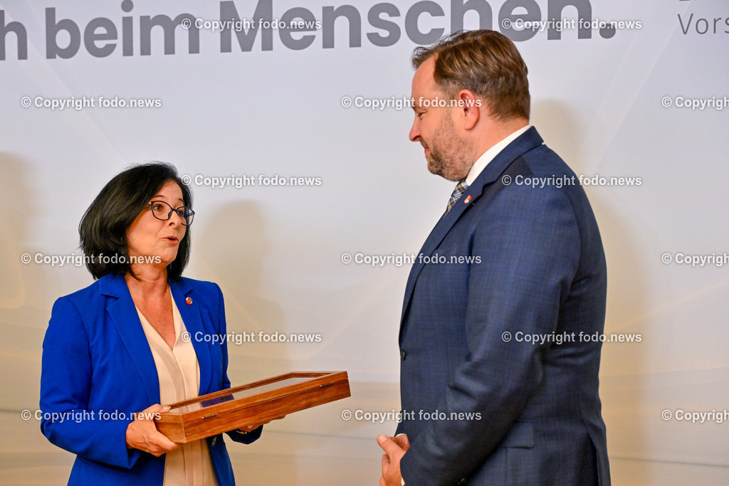 Pressekonferenz Land Ooe_ Oberoesterreich uebernimmt den Vorsitz in der Landeshauptleute-Konferenz_ 03.07.2024-75 | 03.07.2024, Linz, AUT, Pressekonferenz Land Ooe, Oberoesterreich uebernimmt den Vorsitz in der Landeshauptleute-Konferenz, im Bild Margit Goell (VP, Mitglied des Bundesrates), Franz Ebner (VP, Praesident des Bundesrates)