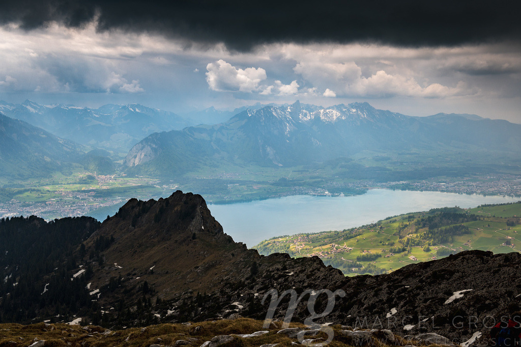 view from the peak of Sigriswiler Rothorn during a thunderstorm | Die ideale Geschenkidee für Naturliebhaber. Naturbilder von Marcel Gross Photography für ihr Zuhause in den verschiedensten Formaten und Materialien. - Realisiert mit Pictrs.com