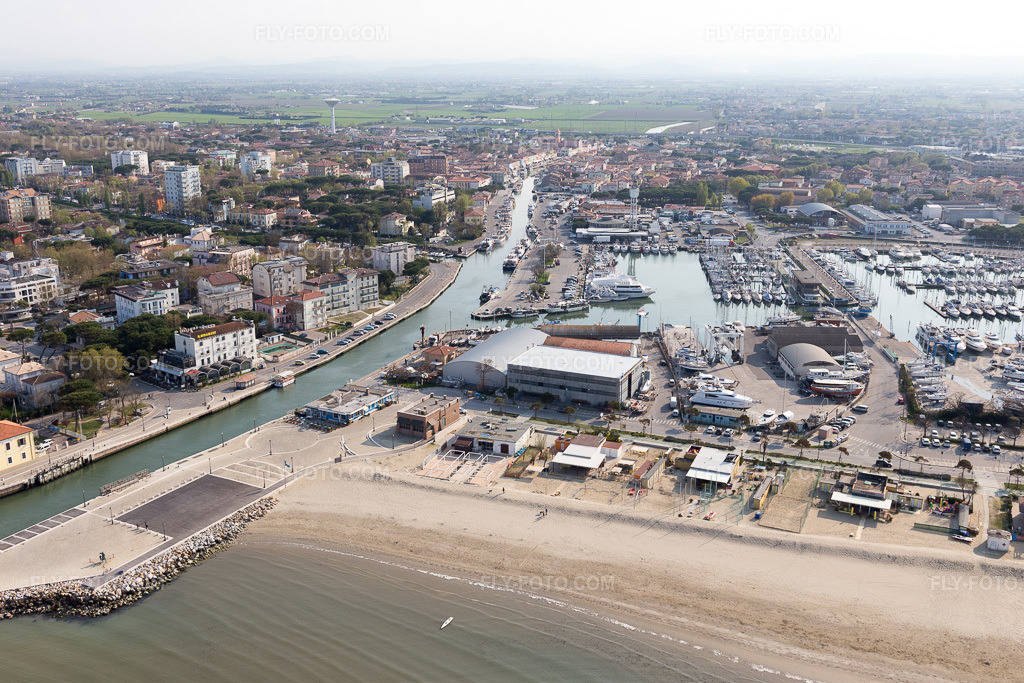 Aerial view: View of the town in Cesenatico in the state Forlì-Cesena, Italy. – Photo: IMG_098382.jpg taken on 04/05/2017 by Werner Riehm/FLY-FOTO.com – Resolution of the original: 5472 x 3648 px