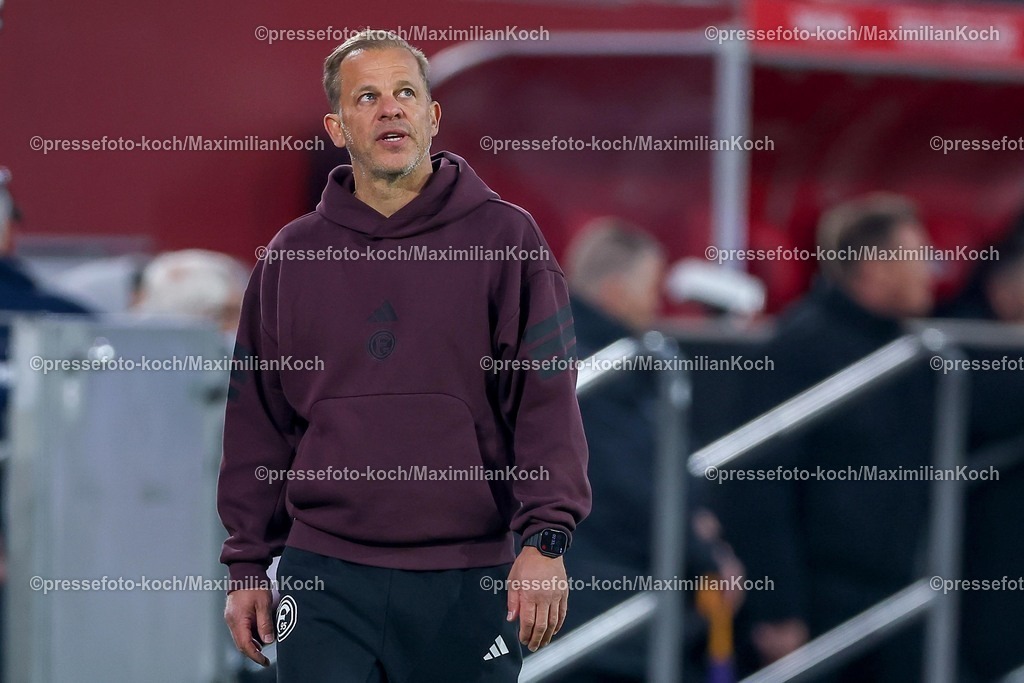 F9510042601116 | 10.04.2026, Fußball, Fortuna Düsseldorf - Holstein Kiel, 2. Fußball Bundesliga, Herren, Merkur Spiel-Arena, 29. Spieltag, Saison 2025 2026: Cheftrainer Markus Anfang (Fortuna Düsseldorf #hc) blickt enttäuscht Enttäuschung nach Oben auf die ANzeigetafel  DFB regulations prohibit any use of photographs as image sequences and or quasi-video.