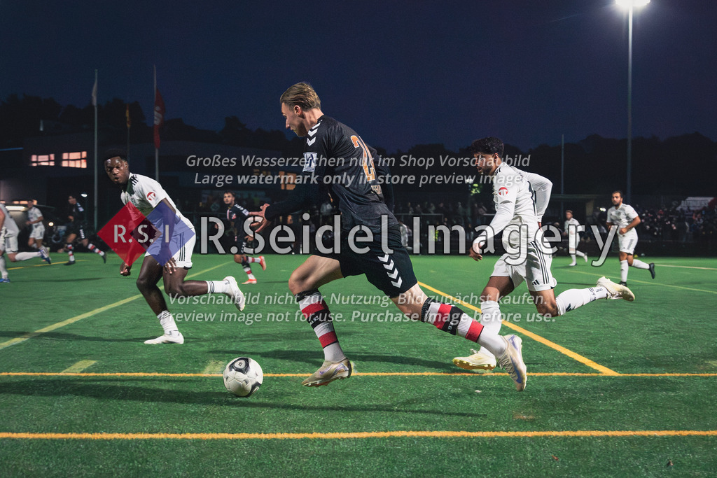 RS-1-139173 | Philip Stefaniuk (#24, AFC) und weitere Spieler laufen die Außenbahn entlang