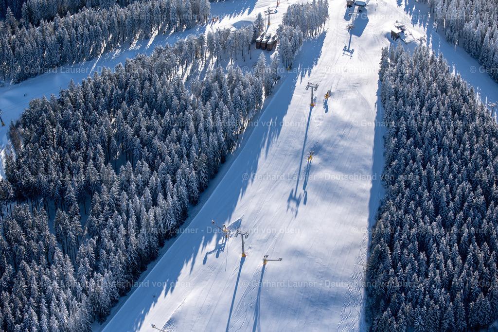4043597 | WINTERBERG 13.02.2021 Berghang mit Abfahrts- Skipiste und Seilbahn - Liftanlage in Winterberg im Sauerland im Bundesland Nordrhein-Westfalen, Deutschland. Weiterführende Informationen bei: Winterberg Touristik und Wirtschaft GmbH. // Mountain slope with downhill ski slope and cable car - lift in Winterberg on Sauerland in the state North Rhine-Westphalia, Germany. Further information at: Winterberg Touristik und Wirtschaft GmbH. Foto: Gerhard Launer