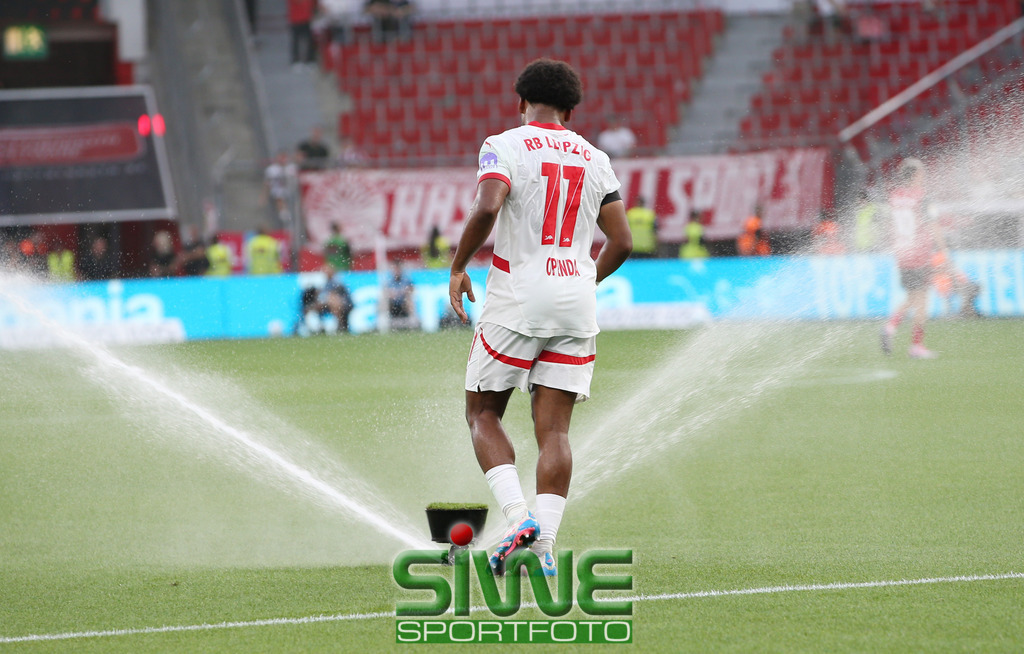 1.Fussball-Bundesliga  :    Bayer 04 Leverkusen--RB Leipzig   2.Spltg. | 31.08.2024.2024; Fussball; GER;  Saison 2024/2025 ; 1.Bundesliga;  2.Spieltag. :  Bayer 04 Leverkusen-- RB Leipzig  :     Lois  Openda (11/RBL)nimmt eine kleine Dusche in der Spielpause.DFL REGULATIONS PROHIBIT ANY USE OF PHOTOGRAPHS AS IMAGE SEQENCES AND/OR QUASI-VIDEO. - Realisiert mit Pictrs.com