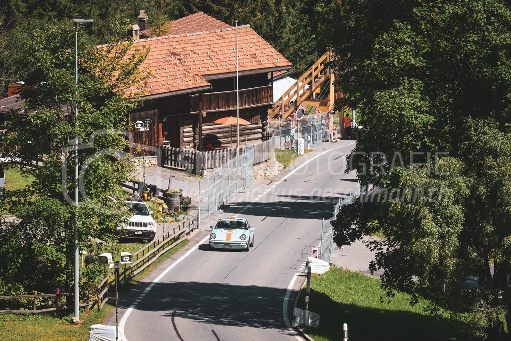 21. Arosa ClassicCar 2025 - 6. =September= 2025 | Tanja Blumer aus Stallikon (SUI) in einem Porsche 911S aus dem Jahre 1976 mit Startnummer 110 am Arosa ClassicCar 2025 in der Kategorie Alpine Performance..@arosaclassiccar, @arosa.official, #arosaclassiccar, #arosa, #76curves, #classiccarBild: Sportfotografie Markus Aeschimann | www.markus-aeschimann.ch - Realisiert mit Pictrs.com