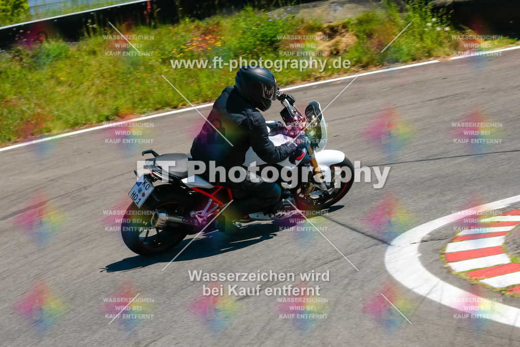 Moto-TeamOBK-22116 | Hier findet Ihr Bilder von Touristenfahrten auf der Nürburgring Nordschleife oder von anderen Veranstaltungen die ich besucht habe. Viel Spass beim Durch Schauen 