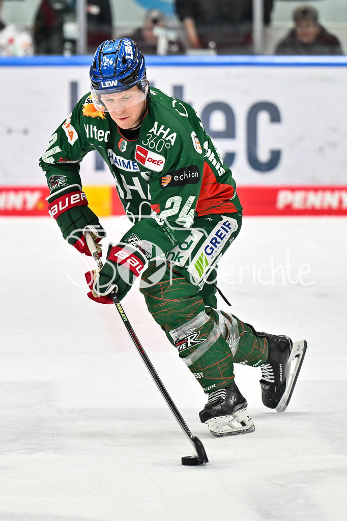 Augsburger Panther - Grizzlys Wolfsburg | AUGSBURG, GERMANY - 15. MARCH: am Puck bei seinem Penalty T. J. TREVELYAN (Augsburger Panther 24) / Einzelfoto / Freisteller während dem Match zwischen den Augsburger Panthern und den Grizzlys Wolfsburg am 52. Spieltag der Penny DEL im Curt Frenzel Stadion