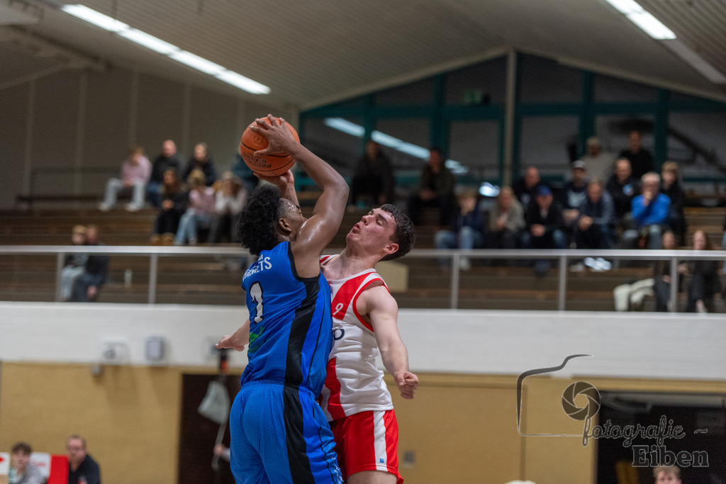 TSG Westerstede-Fortuna Logabirum | Basketball 2. Regionalliga; TSG Westerstede 2 (weiß)- Fortuna Logabirum (blau) am 12.12.2025 in Westerstede (Hössensportzentrum), Photo: Philip Eiben 2025 - Realisiert mit Pictrs.com