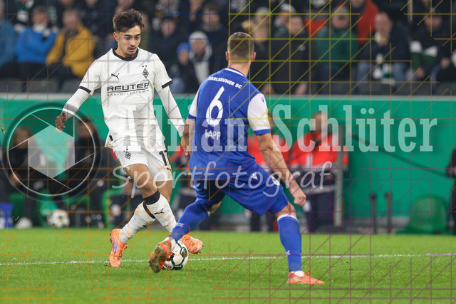 Borussia Mönchengladbach vs Karlsruher SC - DFB-Pokal 2. Runde | Mönchengladbach, Deutschland, 28.10.25:   Jens Castrop (Borussia Mönchengladbach) und Nicolai Rapp (Karlsruher SC) im Kampf um den Ball waehrend des Spiels der DFB-Pokal 2. Runde zwischen Borussia Mönchengladbach vs Karlsruher SC im Stadion im Borussia Park(Foto von Brauer-Fotoagentur / Adrian Schlueter)
