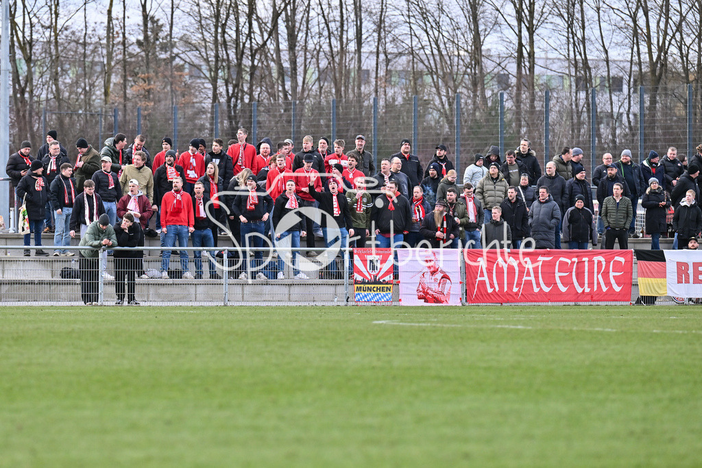FC Bayern Amateure - Stuttgarter Kickers | MUNICH, GERMANY - 07. FEBRUARY: im Bild, die Fans der kleinen Bayern während dem Testspiel zwischen den Amateuren des FC Bayern und den Stuttgarter Kickers am FC Bayern Campus