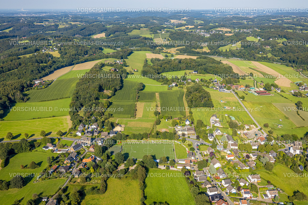 Sprockhoevel240811127 | Luftbild, Hügellandschaft mit Wiesen und Felder und Waldgebiet, Fußballstadion Haßlinghauser Straße des Sport-Club Obersprockhövel e.V., Spieler im Traing, Obersprockhövel, Sprockhövel, Ruhrgebiet, Nordrhein-Westfalen, Deutschland