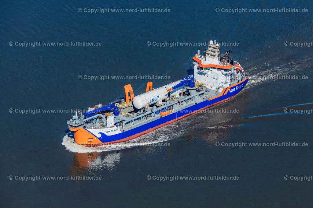 Saugbagger_Vox_Ariane_Antrieb_LNG_Van_Oord_ELS_6707110822 | WISCHHAFEN 11.08.2022 Ausbaggerungsarbeiten an einer Fahrstrecke - Fahrrinne und Sandaushub auf den Frachtschiff- und Schüttgutfrachter Saugbagger "vox Ariane" Antrieb LNG Van_Oord auf der Wasseroberfläche der Elbe im Ortsteil Wischhafen in Hamburg, Deutschland. Weiterführende Informationen bei: Hafen Hamburg Marketing e.V. (HHM). // Dredging work on a route - fairway and sand excavation on the cargo ship and bulk freighter suction dredger "vox Ariane" drive LNG Van_Oord on the water surface of the Elbe in the district Wischhafen in Hamburg, Germany. Further information at: Hafen Hamburg Marketing e.V. (HHM). Foto: Martin Elsen