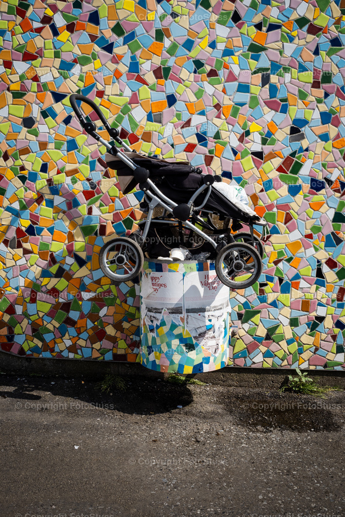 Luxusabfall in Düsseldorf | In Düsseldorf kann man allerhand entdecken, wie auch diesen "Abfall", welcher leider nicht mehr in die Mülltonne passte. - Realisiert mit Pictrs.com