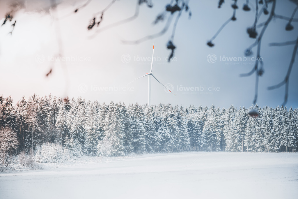 Windrad im Albuch im Winter bei Lauterstein | löwenblicke | shop