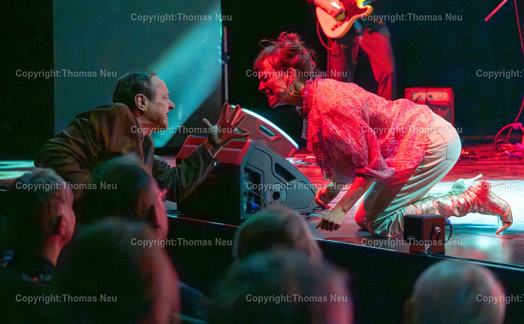 DSC_0294 | Im Parktheater Bensheim fand am 28. März 2026 die Verleihung des Eysoldt-Rings 2025 statt – eine der bedeutendsten Auszeichnungen für Schauspielkunst im deutschsprachigen Raum. Der Preis ging an Thomas Schmauser (links), der für seine herausragende darstellerische Leistung geehrt wurde.Im Rahmen der Veranstaltung wurde außerdem der Kurt-Hübner-Regiepreis an Fritzi Wartenberg verliehen, die für ihre besondere künstlerische Handschrift und Regiearbeit ausgezeichnet wurde.Musikalischer Teil war Katharina Bach mit ihrer Band "Bitchboy" ,Bild: Thomas Neu