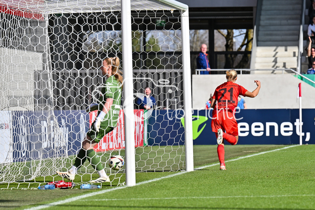 FC Bayern München - TSG 1899 Hoffenheim | Jubel der Bayern nach dem Treffer zum 3-2 durch Pernille HARDER (FCB #21) / Hattrick / Dreierpack / Frauen DFB Pokal: FC Bayern Muenchen - TSG 1899 Hoffenheim, FC Bayern Campus am 22.03.2025 / Tor / Torschuetze / Freude / Happy
