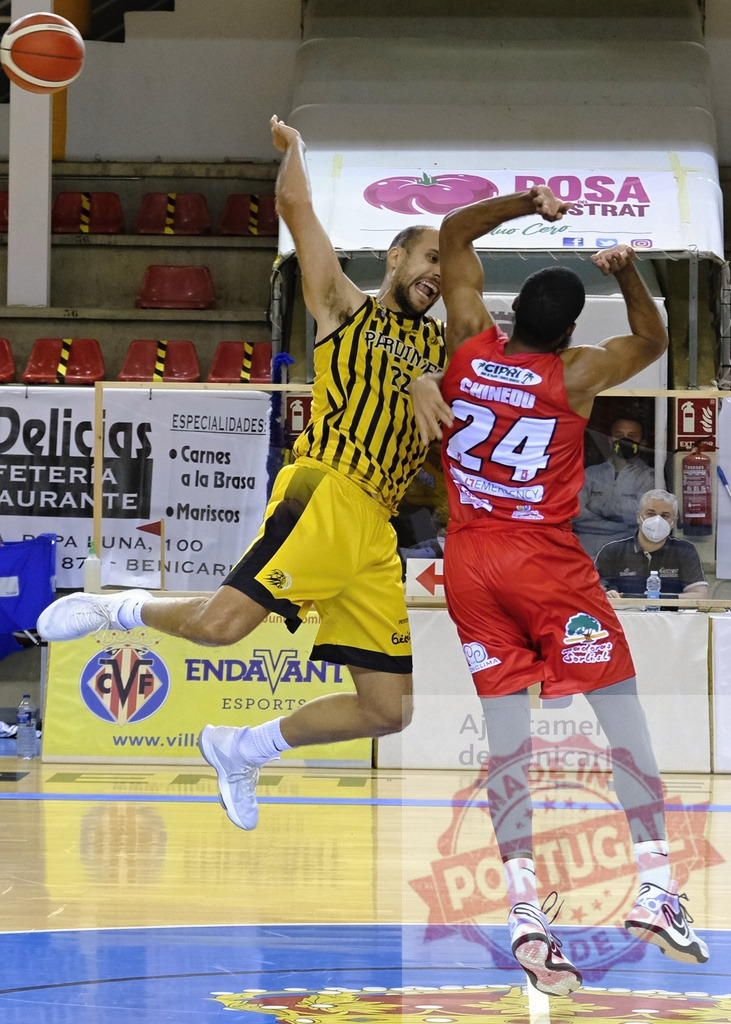 Basketball player jumping for ball during competitive game | Basketball players competing for the ball during an indoor professional sports match - Realisiert mit Pictrs.com