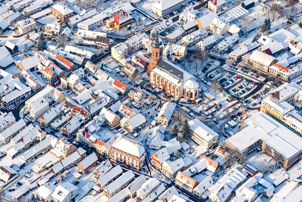 Christkindlmarkt am Plätzl und um die St. Georgskirche bei Schnee | Luftbild: Christkindlmarkt am Plätzl und um die St. Georgskirche bei Schnee in Kandel im Bundesland Rheinland-Pfalz in Deutschland. Foto: IMG_35930.jpg vom 18.12.2010 durch Werner Riehm/FLY-FOTO.de - Realisiert mit Pictrs.com