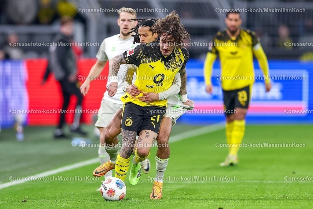 BVB13012601060 | 13.01.2026, Fußball, Borussia Dortmund - SV Werder Bremen,, 1. Fußball Bundesliga, 17. Spieltag, Signal Iduna Park, Saison 2025 2026: Fabio Silva (BVB #21) im Zweikampf gegen  Isaac Schmidt (SV Werder Bremen #23)  DFB regulations prohibit any use of photographs as image sequences and or quasi-video.