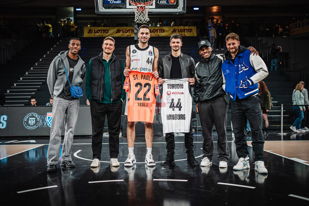 Basketball | Männer | Saison 2024/2025 | easyCredit Basketball Bundesliga | 4. Spieltag | Veolia Towers Hamburg vs. EWE Baskets Oldenburg | 06.10.2024 | FC St. Pauli und Benedikt Turudic (#44, Veolia Towers Hamburg)