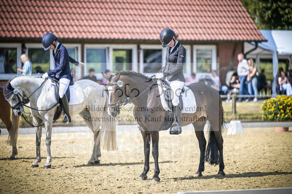 DOS_8404 | Entdecke hochwertige Reitturnierfotos von Foto Oger. Professionell, emotional und authentisch – jetzt Lieblingsmomente im Shop bestellen.Deutschlandweite Turnierfotografie. - Realisiert mit Pictrs.com