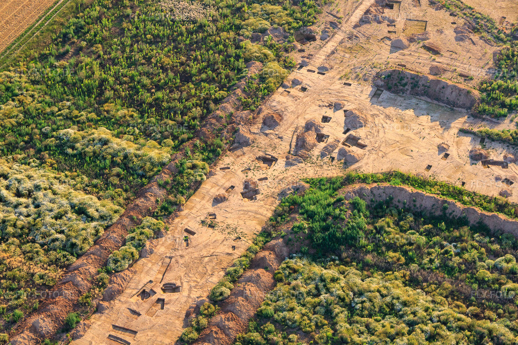 Luftbild: Archäologische Grabung am neuen Gewerbepark W II in Herxheim bei Landau im Bundesland Rheinland-Pfalz in Deutschland. Foto: IMG_70217.jpg vom 19.07.2014 durch Werner Riehm/FLY-FOTO.de