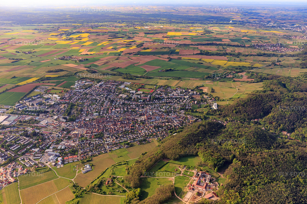 Luftbild: Stadtansicht am Rand des Pfälzeralds aus Norden in Bad Bergzabern im Bundesland Rheinland-Pfalz in Deutschland. Foto: IMG_107036.jpg vom 27.04.2018 durch Werner Riehm/FLY-FOTO.de