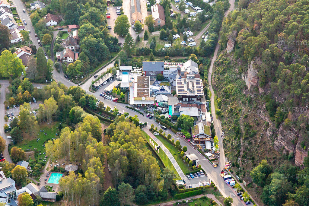 Luftbild: Felsenland Resort in Dahn im Bundesland Rheinland-Pfalz in Deutschland. Foto: IMG_139042.jpg vom 30.09.2023 durch Werner Riehm/FLY-FOTO.deWWW.HOTEL-FELSENLAND.DE