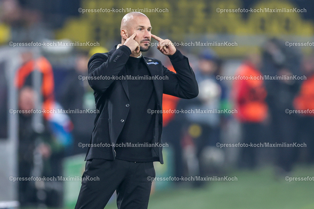 BVB05112401022 | 05.11.2024, Fußball, UEFA Champions League, Borussia Dortmund - SK Sturm Graz, 4. Spieltag, Signal Iduna Park, Saison 2024 2025: Cheftrainer Christian Ilzer (Trainer Graz) gestikulierend am Spielfeldrand