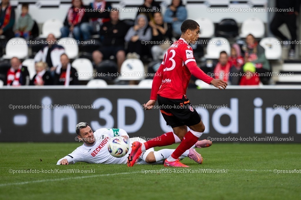 xKWI21092501014 | 21.09.2025,, xkwix, Fußball, Liga3, SC Verl - FC Energie Cottbus, Sportclub Arena: Niko Kijewski (SC Verl #19) im Zweikampf gegen Nyamekye Awortwie-Grant (Energie Cottbus #23)