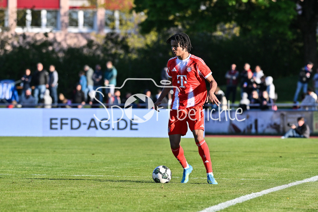 FV Illertissen - FC Bayern Amateure | ILLERTISSEN, GERMANY - 30. APRIL: am Ball Julien YANDA (FC Bayern München II 16) während dem Match zwischen dem FV Illertissen den Amateuren des FC Bayern am 32. Spieltag der Regionalliga Bayern im Vöhlin Stadion